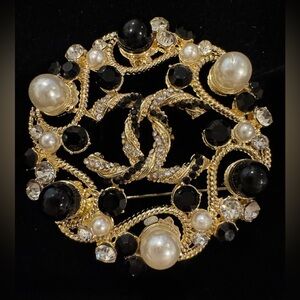 Elegant Gold and Pearl Brooch